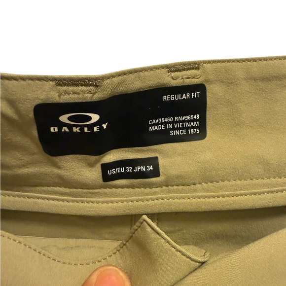 Oakley Men's Khaki Flat Front Shorts 
REGULAR FIT - Picture 10 of 10